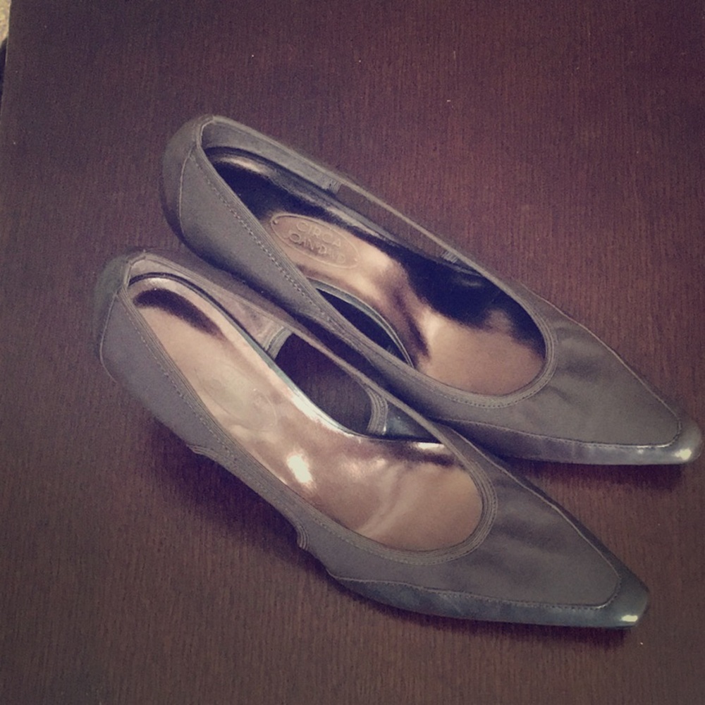 Mixed fabric, low heel pump. Leather & fabric